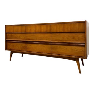 Vintage Mid-Century Modern 9-Drawer Low Dresser / Credenza With Sculpted Integrated Pulls and Dovetail Drawers For Sale