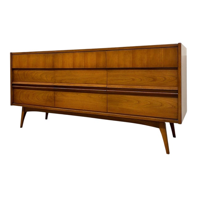 Vintage Mid-Century Modern 9-Drawer Low Dresser / Credenza With Sculpted Integrated Pulls and Dovetail Drawers For Sale