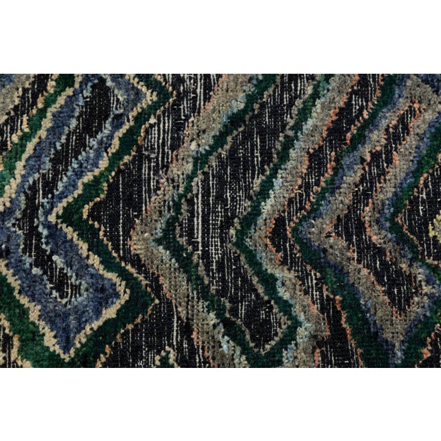Modern African-Inspired Tulu Rug – Geometric Tribal Zig-Zag Hand-Knotted Wool For Sale - Image 4 of 11
