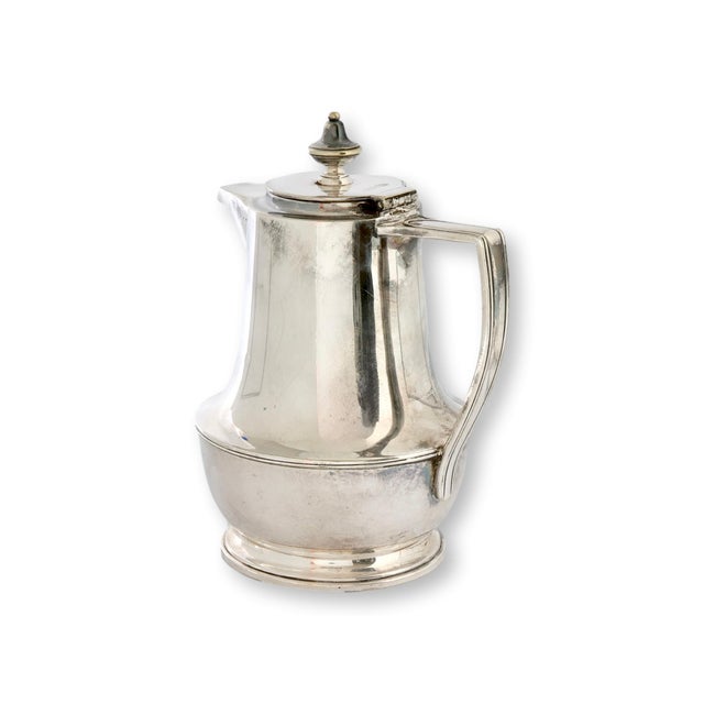 Early 20th century English Elkington silverplate hot water pot made for hotel or tea service use. The classic form...