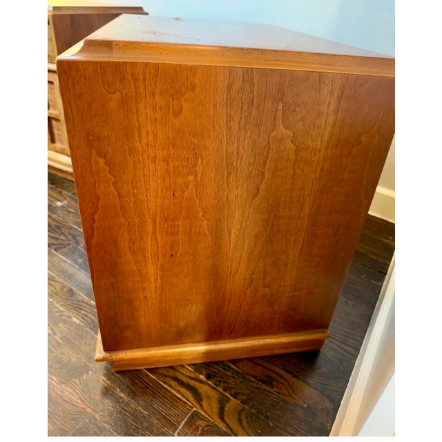Vintage Pair of Mid-Century MCM Thomasville Burl Wood and Cane Front Nightstands. For Sale - Image 10 of 10