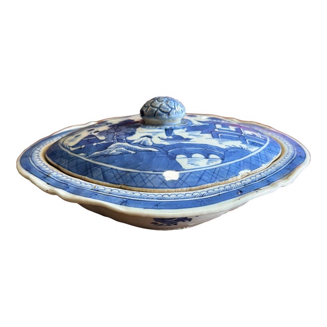 Antique Chinese Export Canton Porcelain Covered Vegetable Tureen, Circa 1830's For Sale