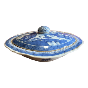 Antique Chinese Export Canton Porcelain Covered Vegetable Tureen, Circa 1830's