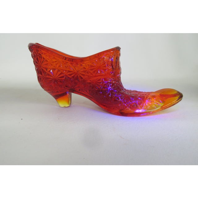 This gorgeous Shoe figurine is made of glass. This amazing piece features the "Daisy and Button" pattern used by Fenton...