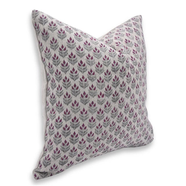 Add a touch of handmade elegance to your home with the fabdivine Alia cushion cover. Made from thick linen, this cushion...