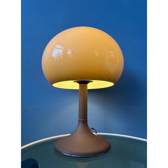Vintage mushroom table lamp by the Dutch brand Herda. The mocca-coloured mushroom shade produces a nice and warm light....