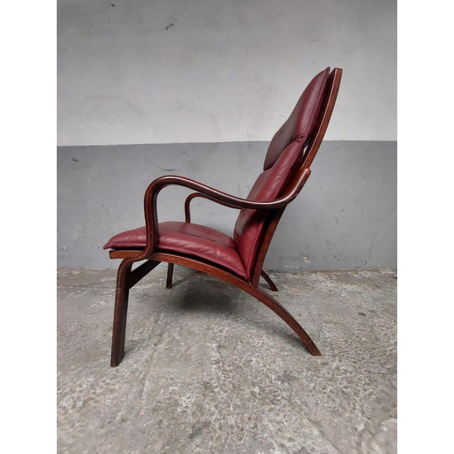 The leather is in nice condition and the wood as well, there are very small signs of use.