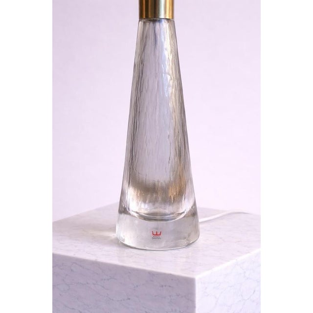 Vicke Lindstrand Textured Crystal Glass Lamp by Vicke Lindstrand for Kosta, Sweden, 1950s For Sale - Image 4 of 8