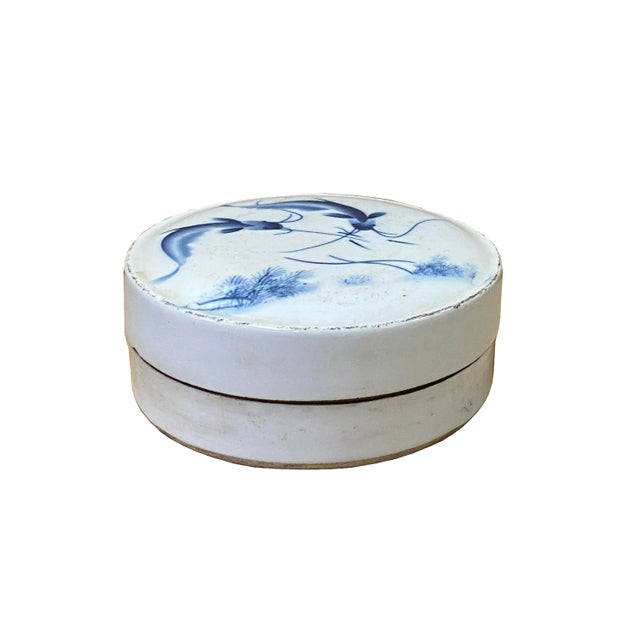 Chinese Blue White Porcelain Fishes Graphic Round Box Display For Sale - Image 4 of 5
