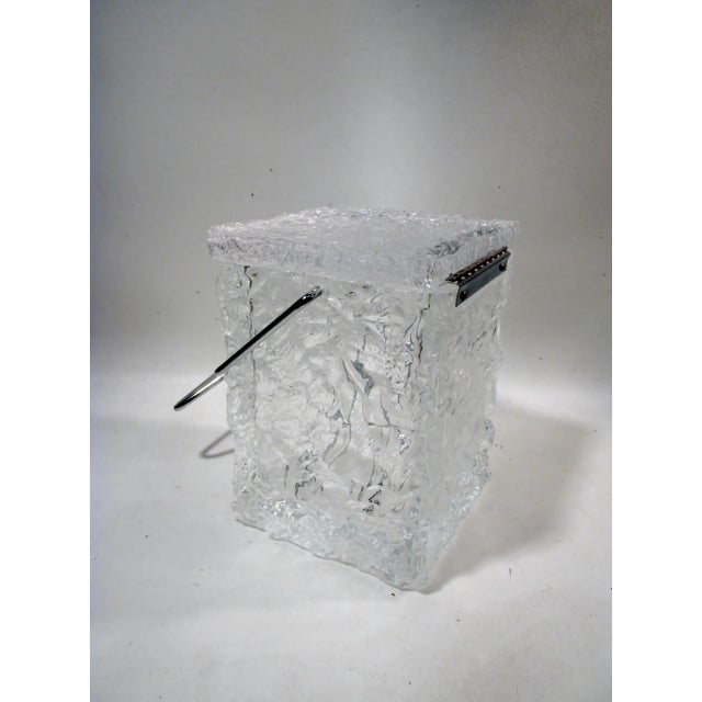1970s 1970s Hollywood Regency Lucite Acrylic Ice Block & Tong Ice Bucket- 2 Pieces For Sale - Image 5 of 10