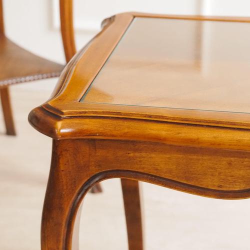 This small side table in the French Louis XV style dates from the early 20th century. The curved legs, the flowing apron,...