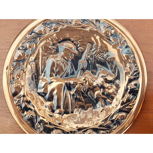 This vintage Coppercraft Guild Copper Relief Wall Plate Plant Holder showcases a beautifully detailed hunting dog design....