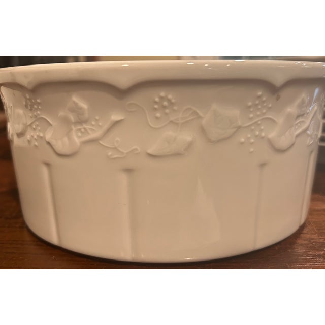 French 1990s Rare Dansk Lierre Sauvage "Ivy" White Porcelain Dinnerware Set - 8 Piece Place Setting + Serving Dishes For Sale - Image 3 of 4