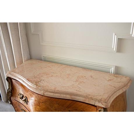 1920s Mid 19th Century French Louis XV Style Burr Walnut Marble Top Bombe Commode For Sale - Image 5 of 18