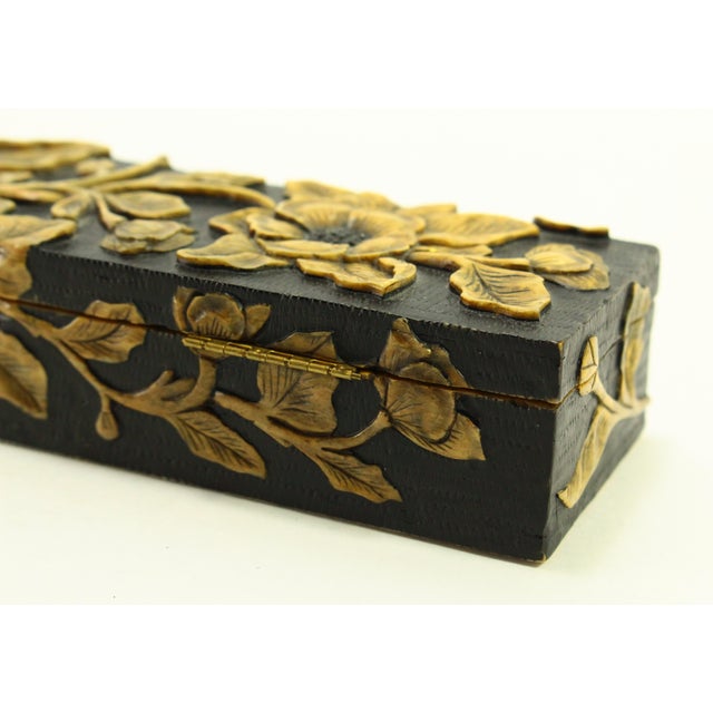 Early 20th Century Chinese Yellow Shoushan Stone Brush / Glove Long Box With Cameo Cut Flowers For Sale - Image 11 of 12