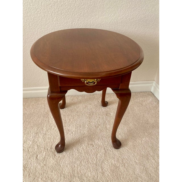 Late 20th Century Traditional Pennsylvania House Queen Anne Style Solid Cherry Oval Accent Table With Drawer Excellent Condition. For Sale - Image 11 of 18