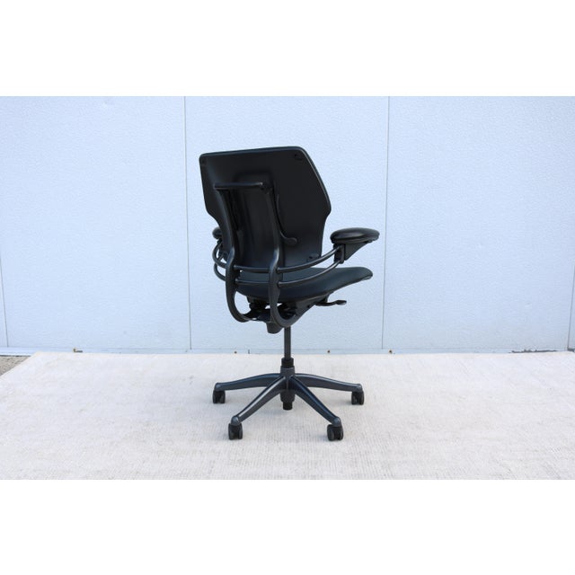 Humanscale Freedom Ergonomic Task Desk Chair in Graphite Leather, Slightly Used For Sale - Image 10 of 18