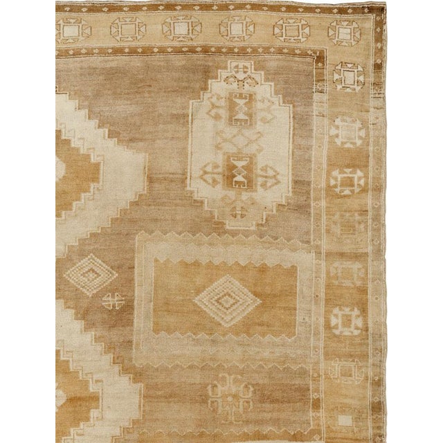 Tribal Galerie Shabab Collection Mid-20th Century Turkish Anatolian Room Size Carpet For Sale - Image 3 of 10
