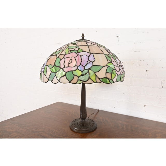 Art Deco Tiffany Studios Style Arts & Crafts Table Lamp With Pink Rose Stained Glass Shade For Sale - Image 3 of 12