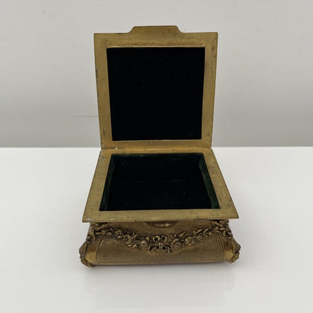 Gilt Bronze Box Portrait in Medallion attributed to De Mandre, France, 1900s For Sale - Image 5 of 18