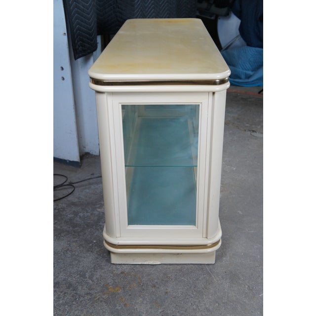 Mid 20th Century Hollywood Regency Off White Illuminated Display Cabinet Console Showcase Curio For Sale - Image 10 of 13