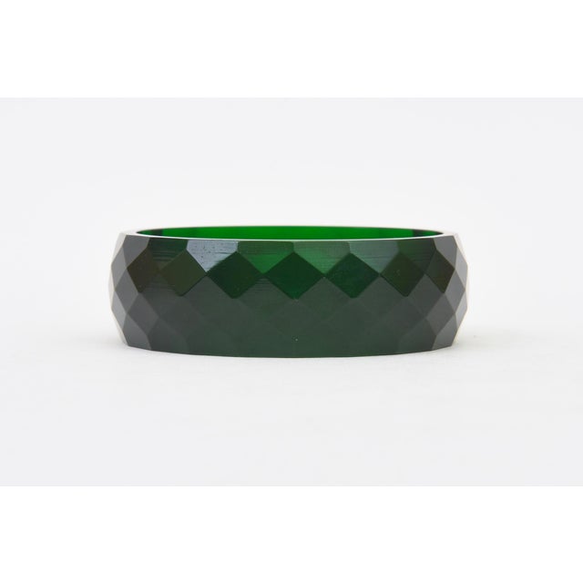 Vintage 1930's Green Diamond Faceted Bakelite Bangle Bracelet For Sale In Miami - Image 6 of 11