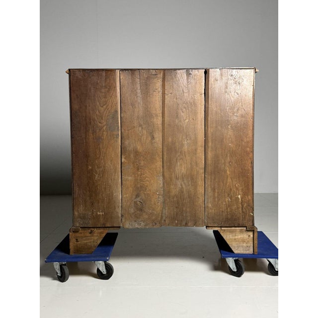 English chest of drawers / chest of drawers. Made of solid oak, 19th century. Dimensions: 109W x 51D x 107H