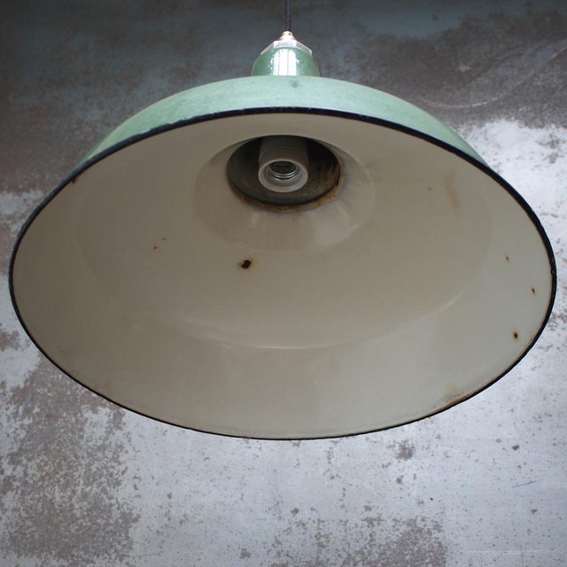 1950s Vintage Industrial Green Enamel Pendant Light from Benjamin Electric Manufacturing Company For Sale - Image 5 of 6