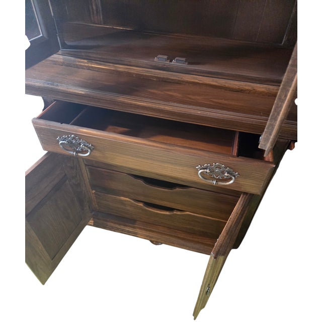 1970s Ethan Allen Jacobean Charter Oak Breakfront China Cabinet Hutch Display For Sale - Image 9 of 11