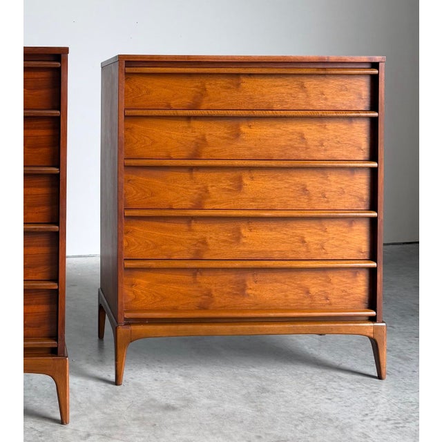 Mid Century Modern Lane Rhythm series Tallboy Dresser in Walnut. 5 drawer Tallboy dresser with integrated sculpted wood...