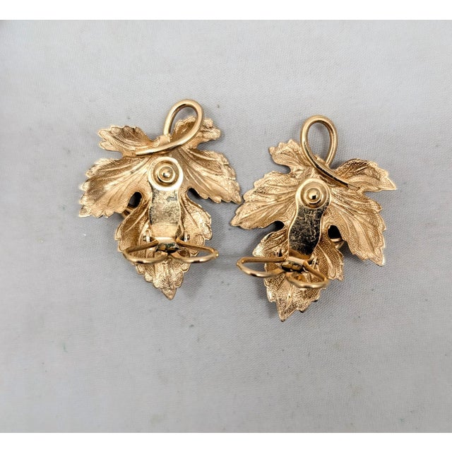 Vintage 1950s Signed Napier Goldtone Leaf With Curled Stem Clip Earrings-2 Pieces For Sale In Philadelphia - Image 6 of 7