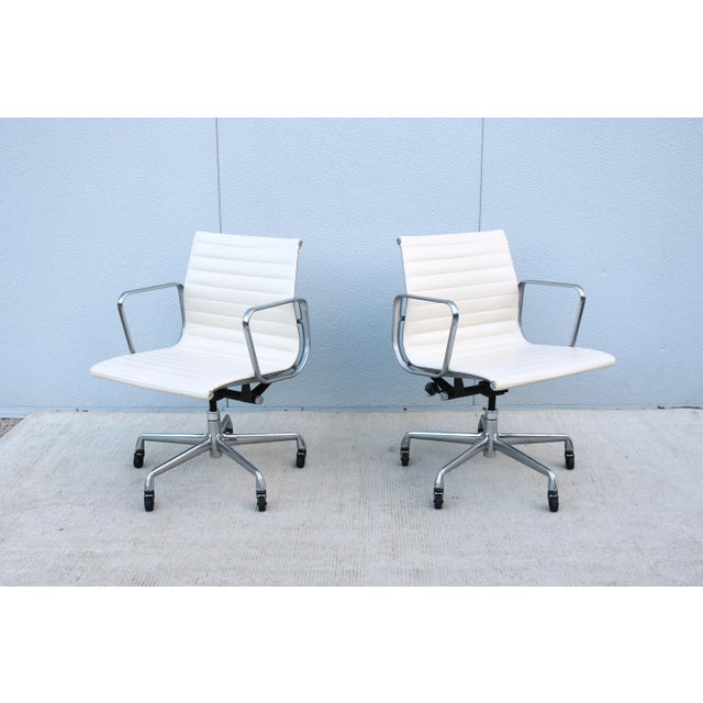Mid-Century Herman Miller Eames Aluminum Group Management Chair in White Leather For Sale - Image 10 of 18