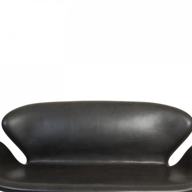 Swan Sofa in Black Grace Leather by Arne Jacobsen, 2019 For Sale - Image 5 of 18