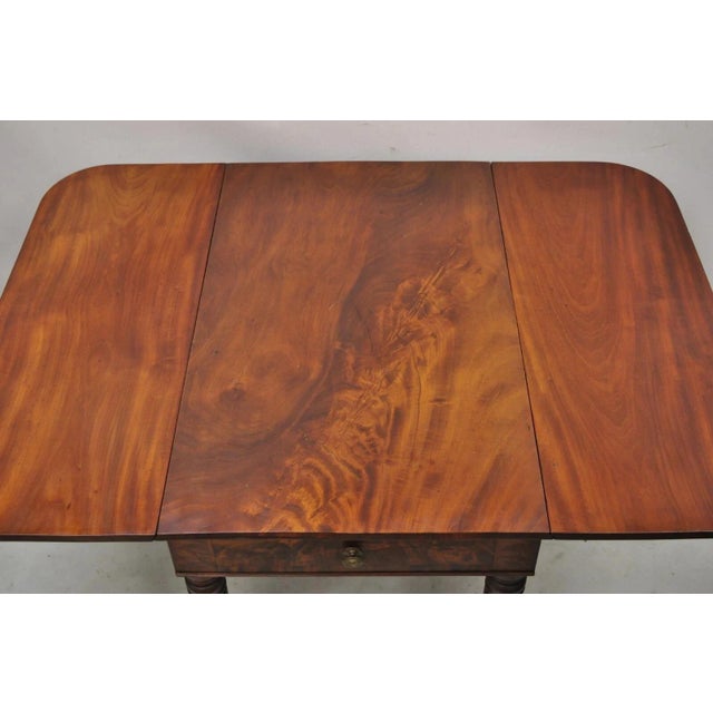 Antique Federal Sheraton Mahogany Drop Leaf Breakfast Dining Table W/ Drawer For Sale In Philadelphia - Image 6 of 12
