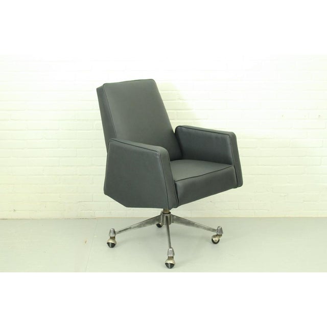 Model 98 Office chair by Theo Ruth for Artifort. The chair is upholstered with black leather and has a metal frame....