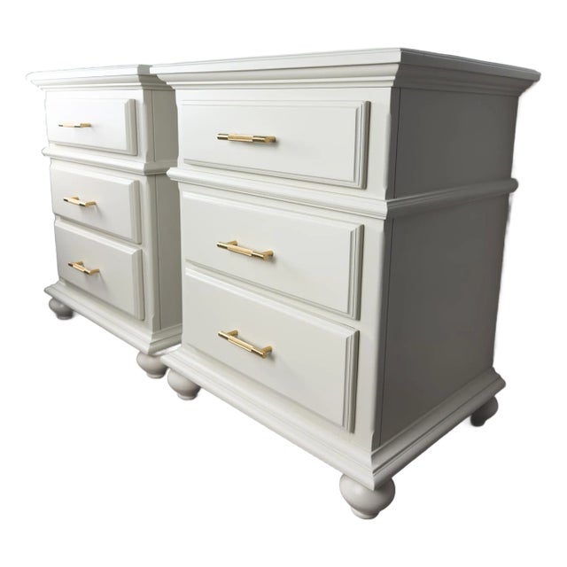 1980s Pair of Professionally Refinished Solid Pine Nightstands With Knurled Brass Hardware For Sale