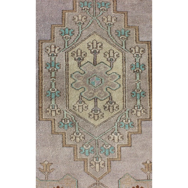 Mid 20th Century Mid 20th Century Vintage Oushak Rug in Light Lavender Background and Chocolate Brown Border For Sale - Image 5 of 8