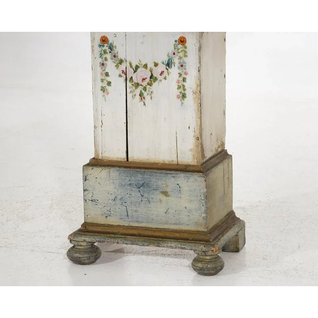 This authentic swedish grandfather clock, from circa 1790, features its original paint and beautiful floral ornamentation....