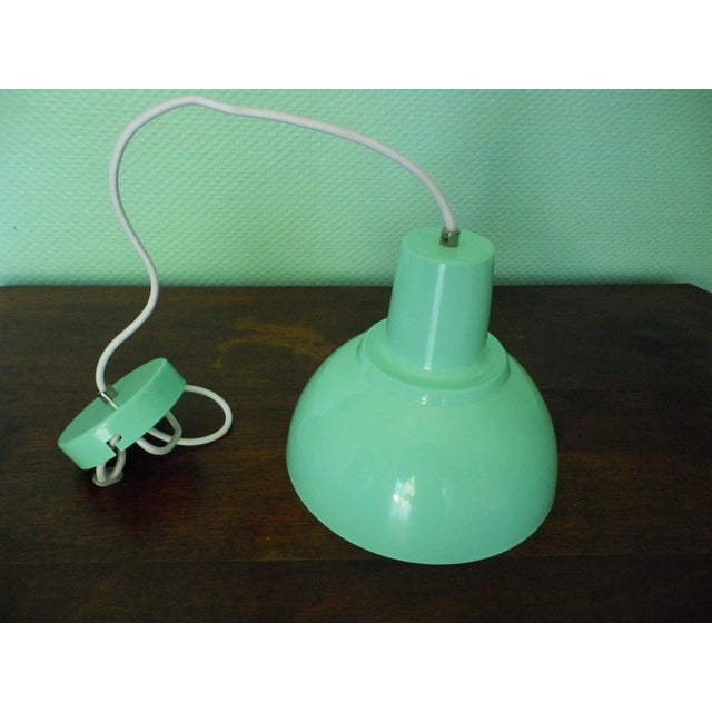 Green/blue metal pendant light. The metal shade is green/blue on the outside and white on the inside: 22 cm in diameter...