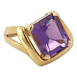 1990s Bold Retro Amethyst Cocktail Ring in 14k Yellow Gold, Size 6 For Sale