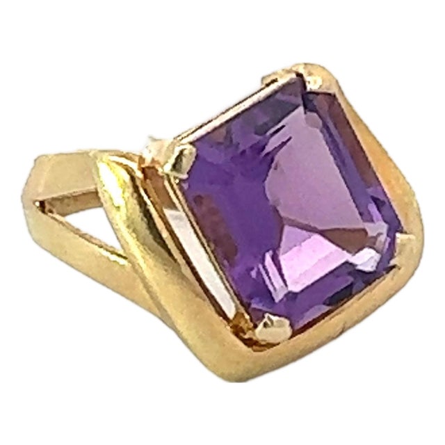 1990s Bold Retro Amethyst Cocktail Ring in 14k Yellow Gold, Size 6 For Sale