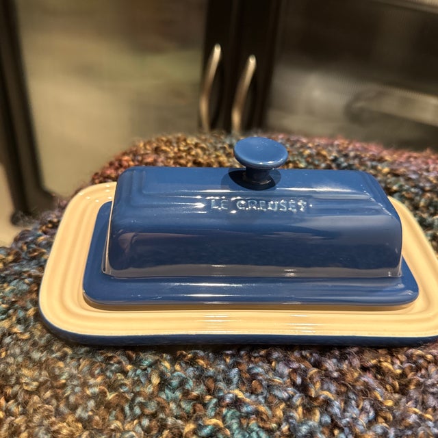 The Le Creuset Stoneware Marseille Blue Covered Butter Dish Knob is a stylish and practical addition to any kitchen. This...