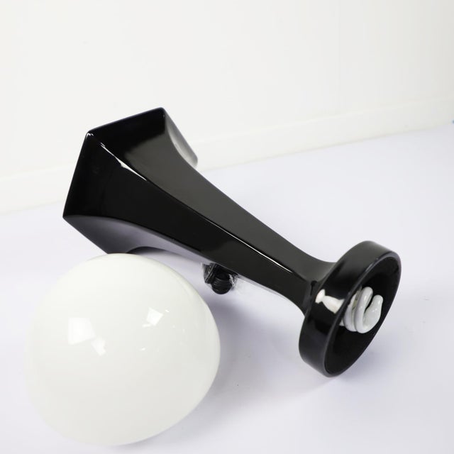 Circa 1940. We offer this fantastic Art Deco table lamp made in ceramic and glass.