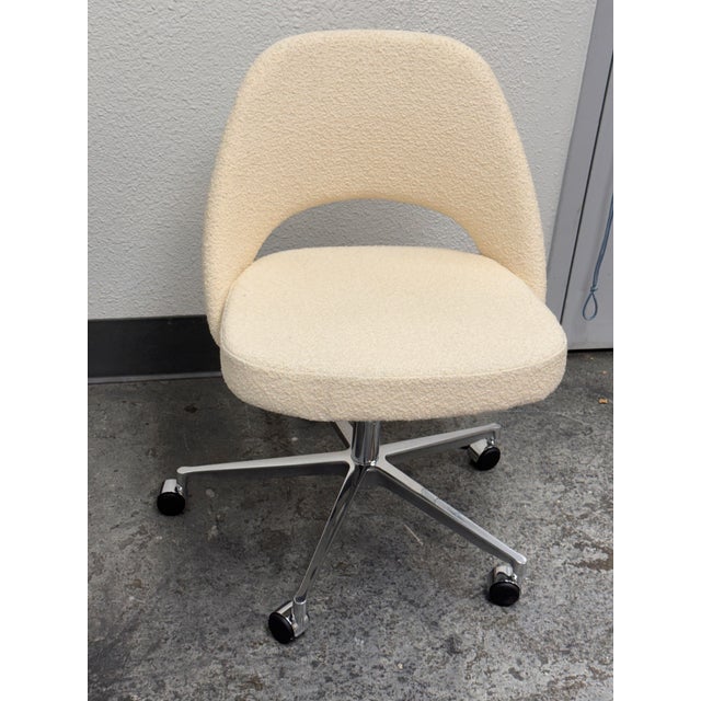 Mid-Century Modern Eero Saarinen for Knoll Executive Office Chair, Pearl Boucle For Sale - Image 3 of 12
