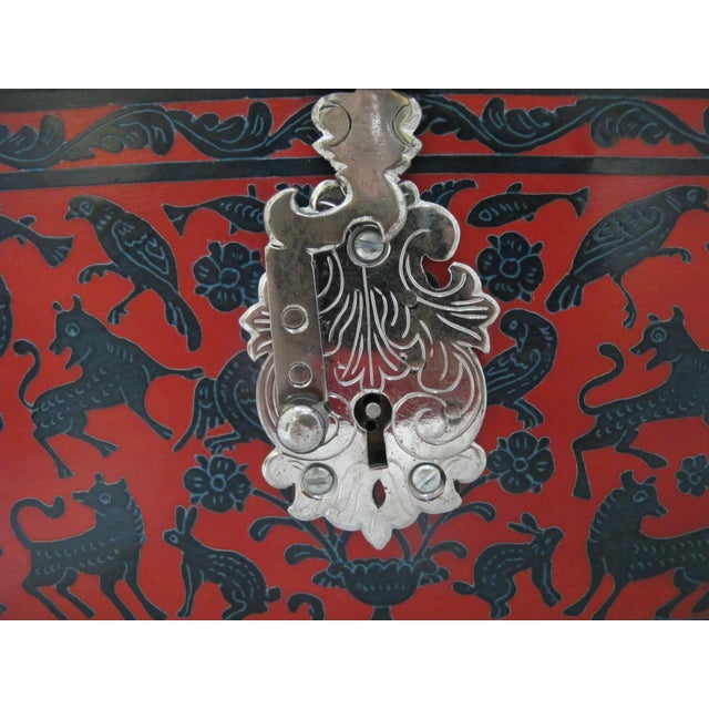 Olinala Guerrero Mexico Red & Black Lacquer Carved Animals Lidded Wood Box For Sale - Image 11 of 18