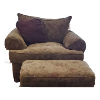 Vintage Thomasville Traditional English Skirted Pillowback Oversized Chair and Ottoman in Earth Tones For Sale