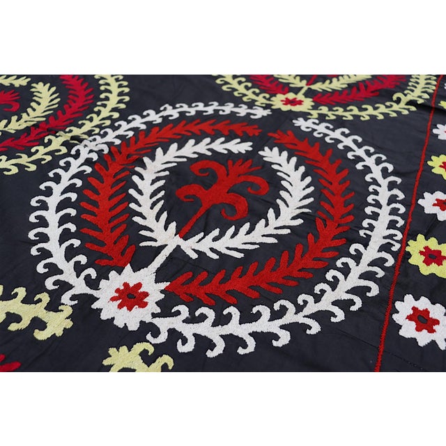 Vintage Hand-Embroidered Suzani Wall Hanging, Uzbekistan, 1920s For Sale - Image 6 of 18