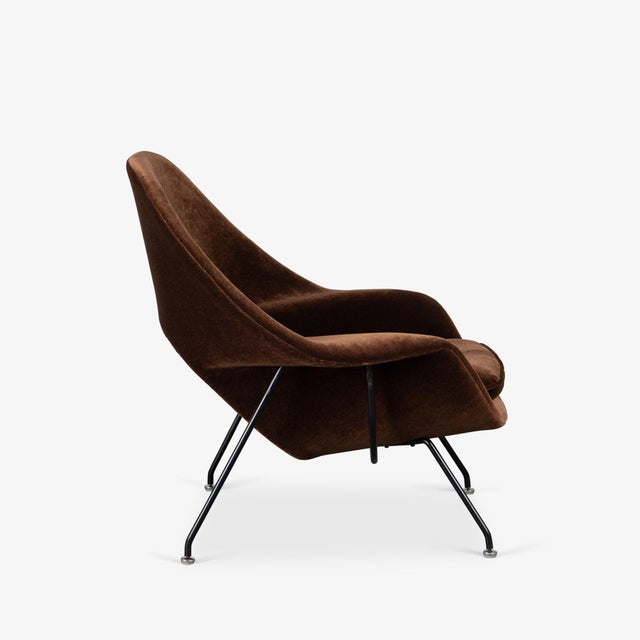 Eero Saarinen Womb Chair & Ottoman in Chocolate Brown Mohair & Black Frame by Knoll For Sale In New York - Image 6 of 12