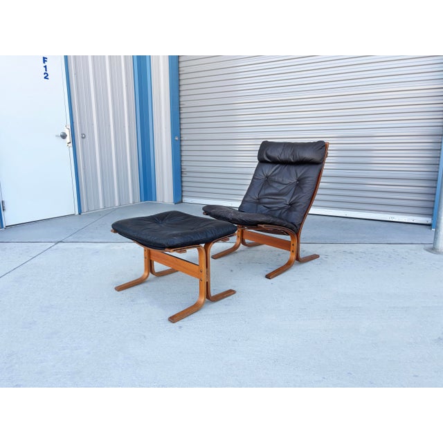 ✨ Danish Modern Elegance by Ingmar Relling ✨ This 1960s "Siesta" Lounge Chair & Ottoman, designed by renowned Norwegian...