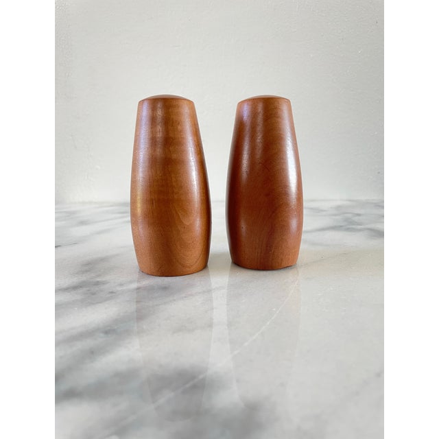We love the soft curves of these vintage Danish Modern style salt and pepper shakers. Crafted of warm, rich teak wood,...